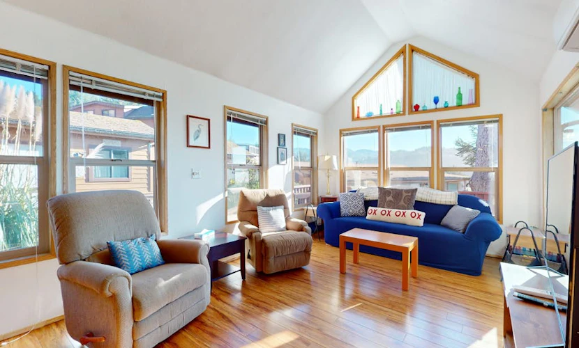 Dog-friendly cabin w/private hot tub, large deck & beautiful ocean mountain view