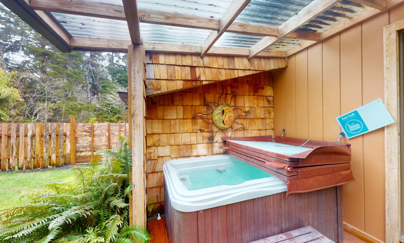 Dog-friendly, mid-century home w/hot tub close to beach