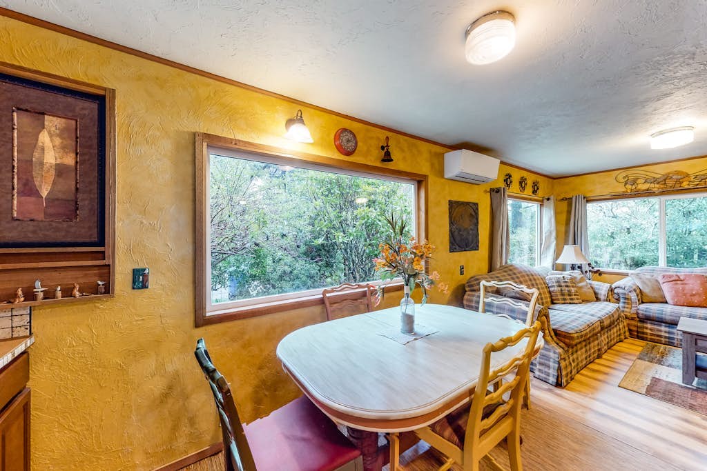 Dog-friendly, mid-century home w/hot tub close to beach