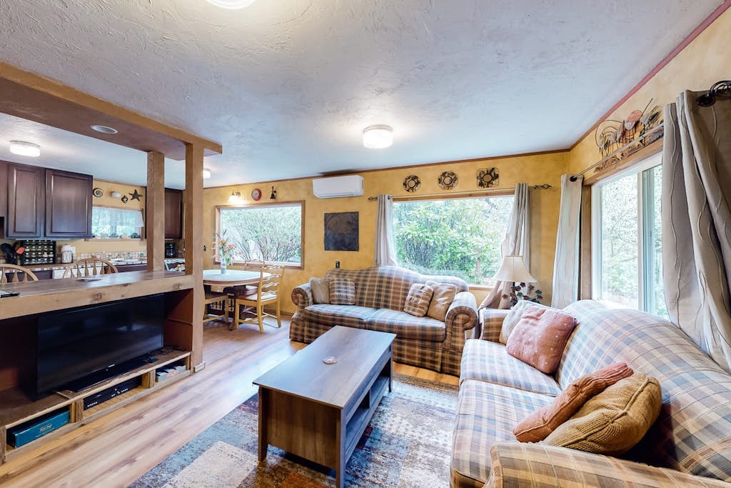 Dog-friendly, mid-century home w/hot tub close to beach