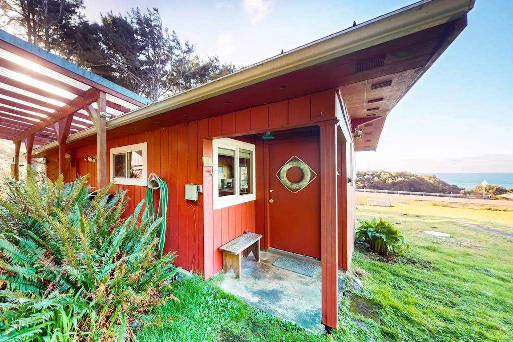 Cottage with Panoramic Ocean Views in Quiet Area - Dogs OK