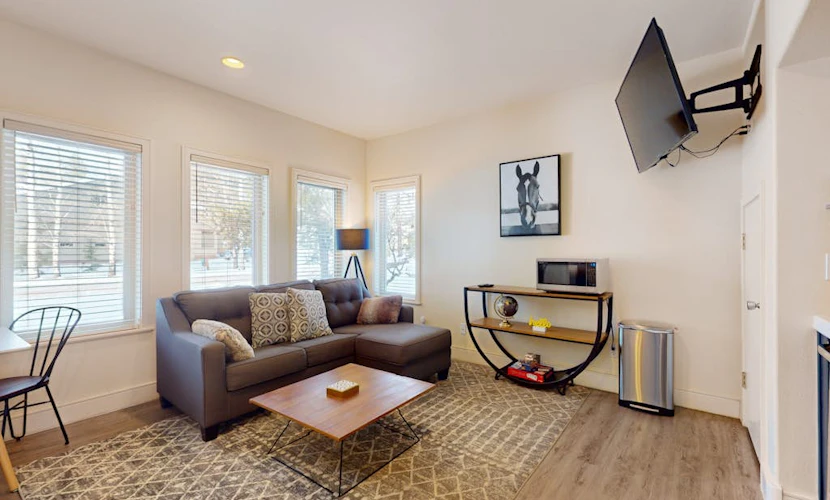 Adorable Bend townhome with ideal location, kitchenette & central AC