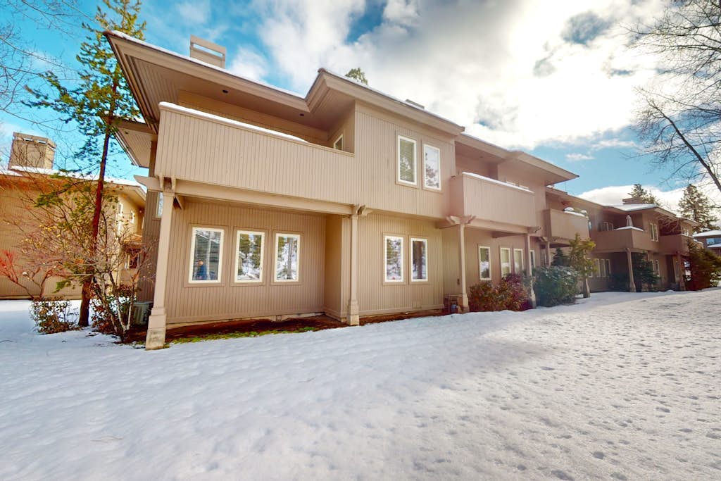 Adorable Bend townhome with ideal location, kitchenette & central AC