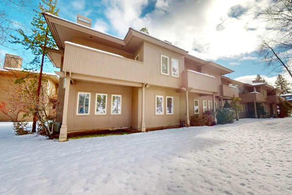 Adorable Bend townhome with ideal location, kitchenette & central AC