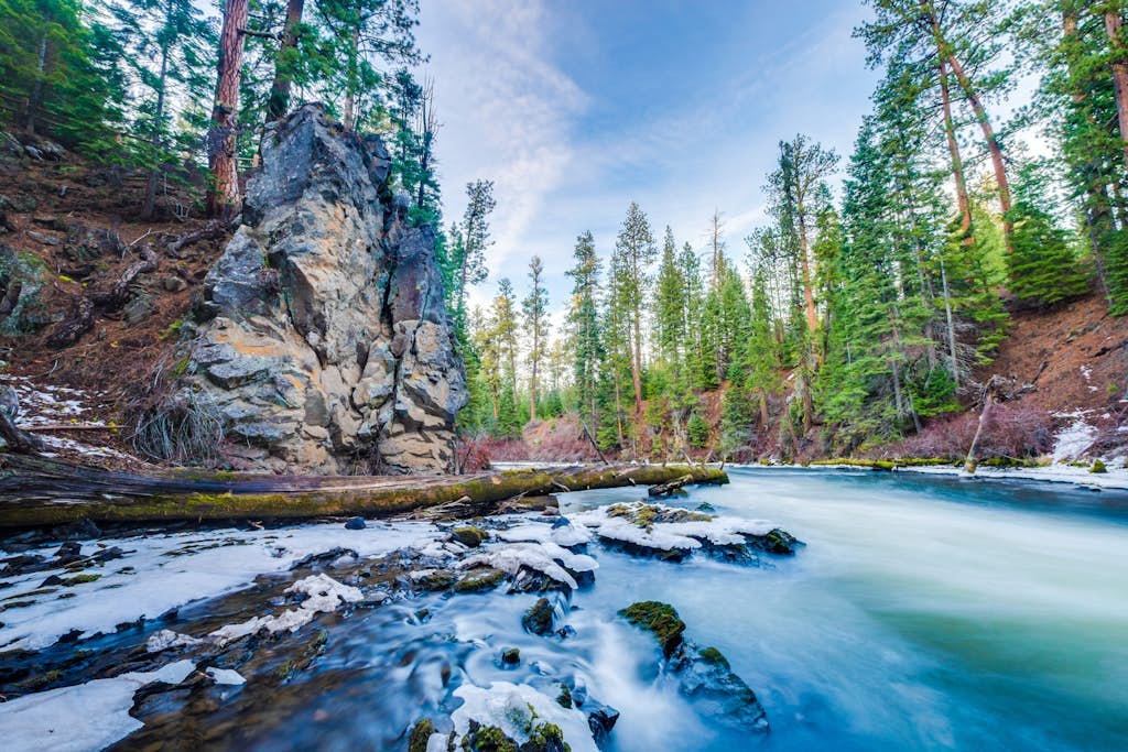 Adorable Bend townhome with ideal location, kitchenette & central AC