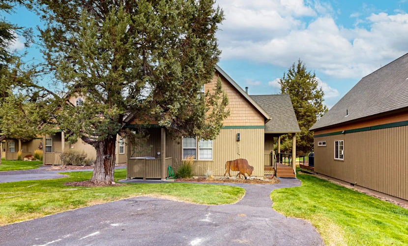 Lovely home with deck, shared pool, gym, hot tub, & tennis