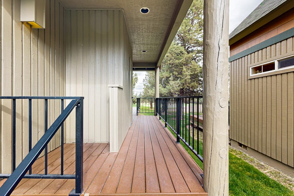 Lovely home with deck, shared pool, gym, hot tub, & tennis