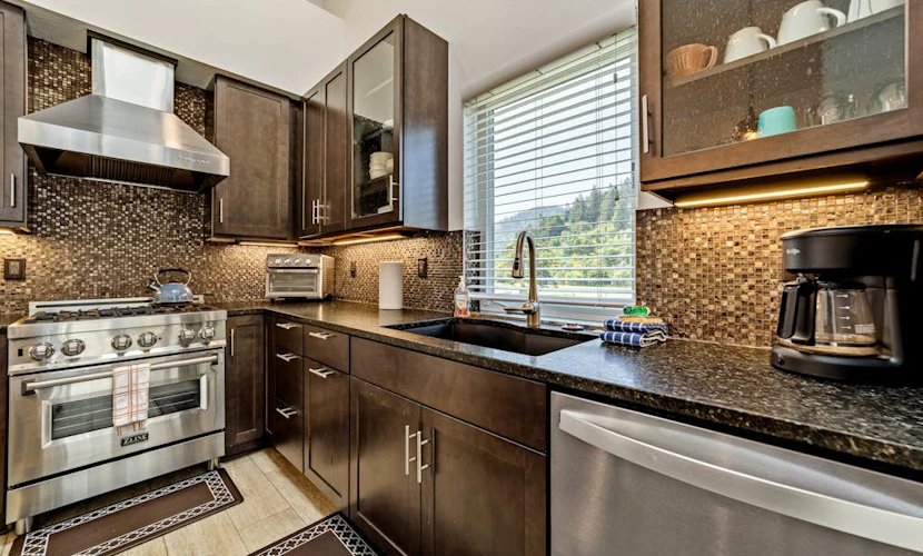 Stunning apt near the ocean with gas fireplace, partial water views & grill