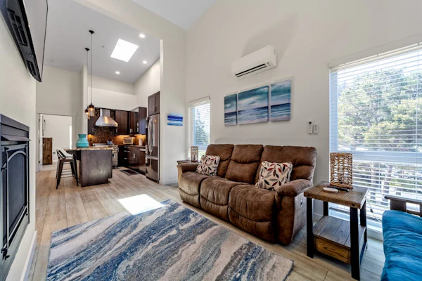 Stunning apt near the ocean with gas fireplace, partial water views & grill