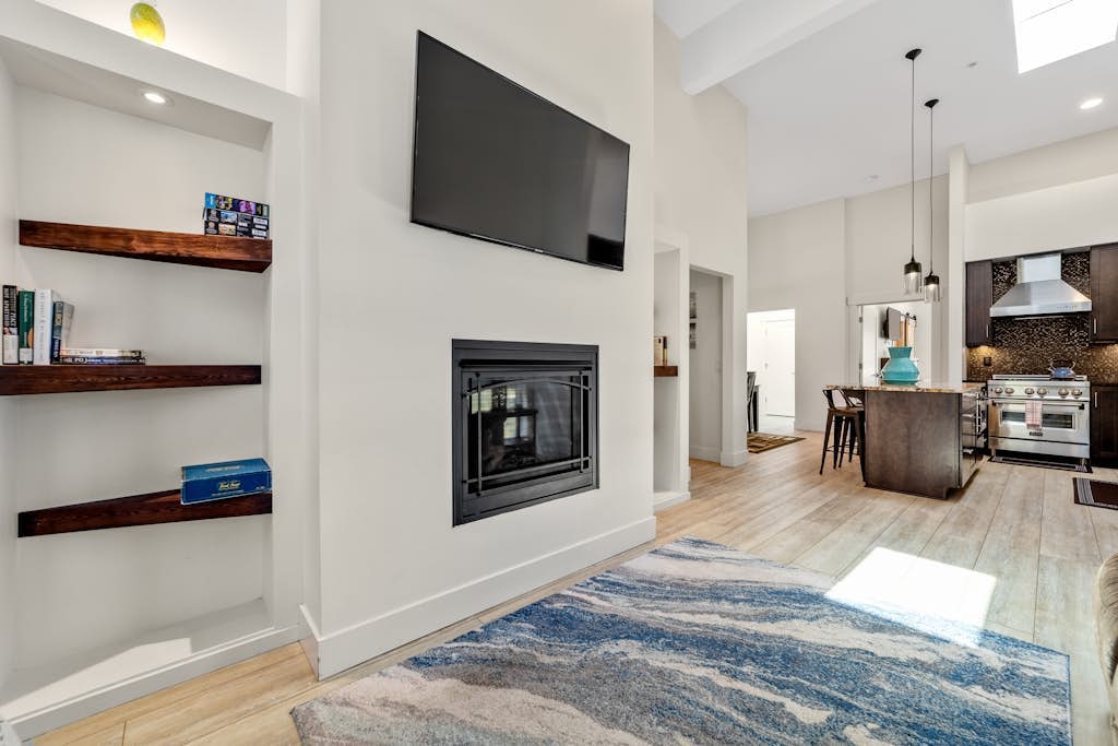 Stunning apt near the ocean with gas fireplace, partial water views & grill
