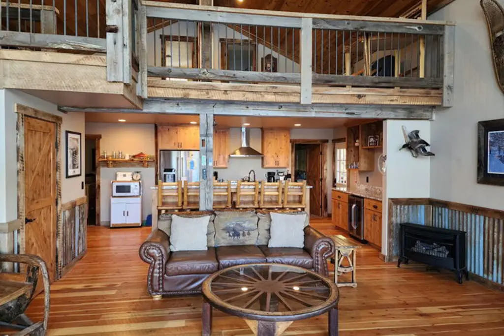 Lakefront home with wraparound deck, modern appliances, WiFI & dog-friendly