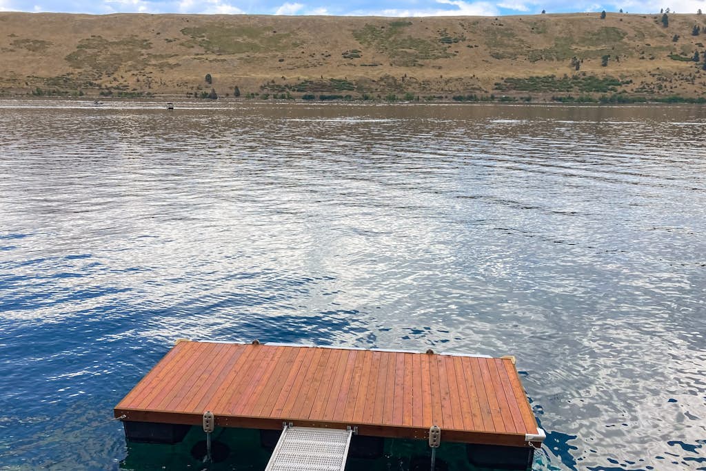 Lakefront home w/ wraparound deck, modern appliances, WiFI & dog-friendly