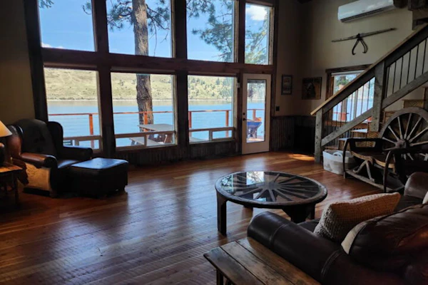 Lakefront home with wraparound deck, modern appliances, WiFI & dog-friendly