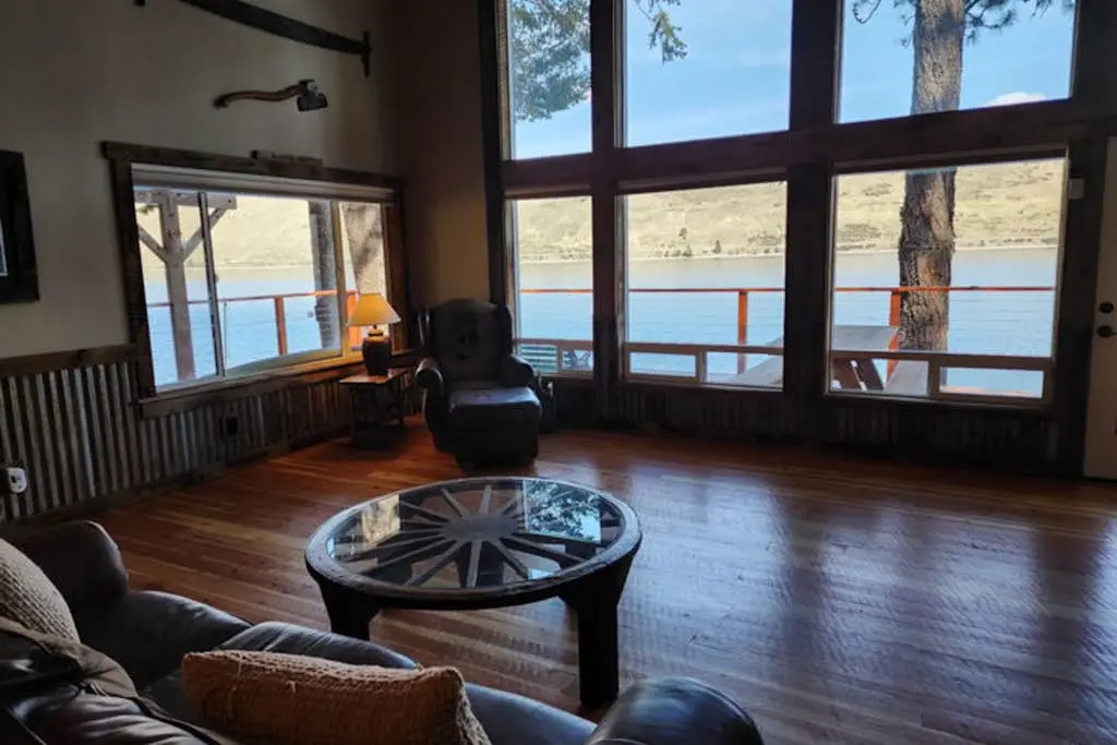 Lakefront home with wraparound deck, modern appliances, WiFI & dog-friendly