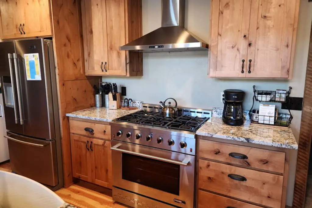 Lakefront home with wraparound deck, modern appliances, WiFI & dog-friendly