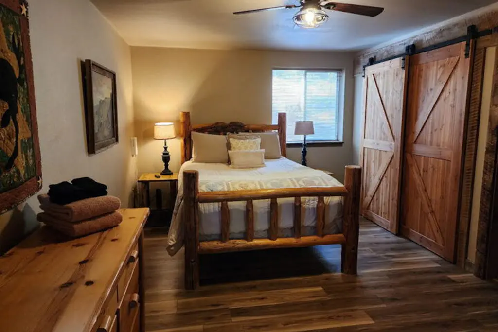 Lakefront home with wraparound deck, modern appliances, WiFI & dog-friendly