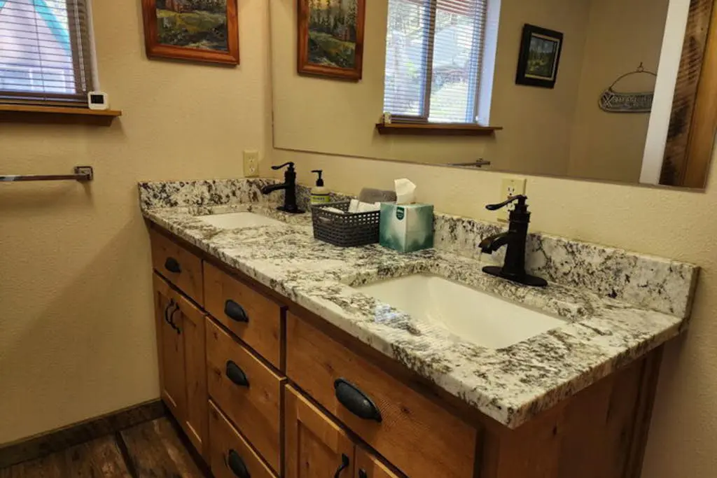 Lakefront home with wraparound deck, modern appliances, WiFI & dog-friendly