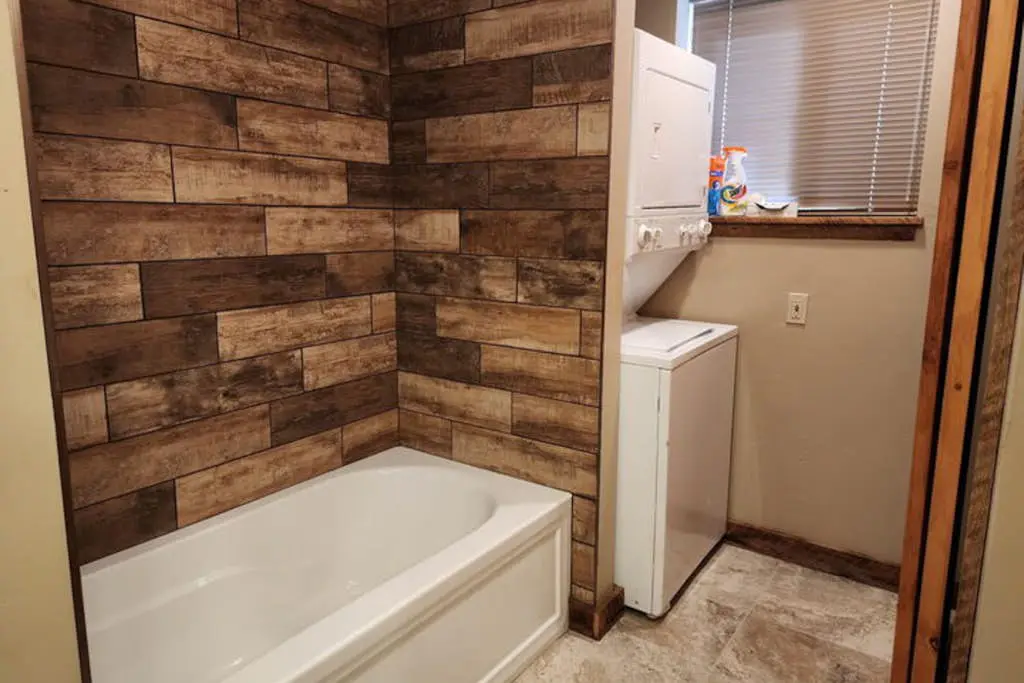 Lakefront home with wraparound deck, modern appliances, WiFI & dog-friendly