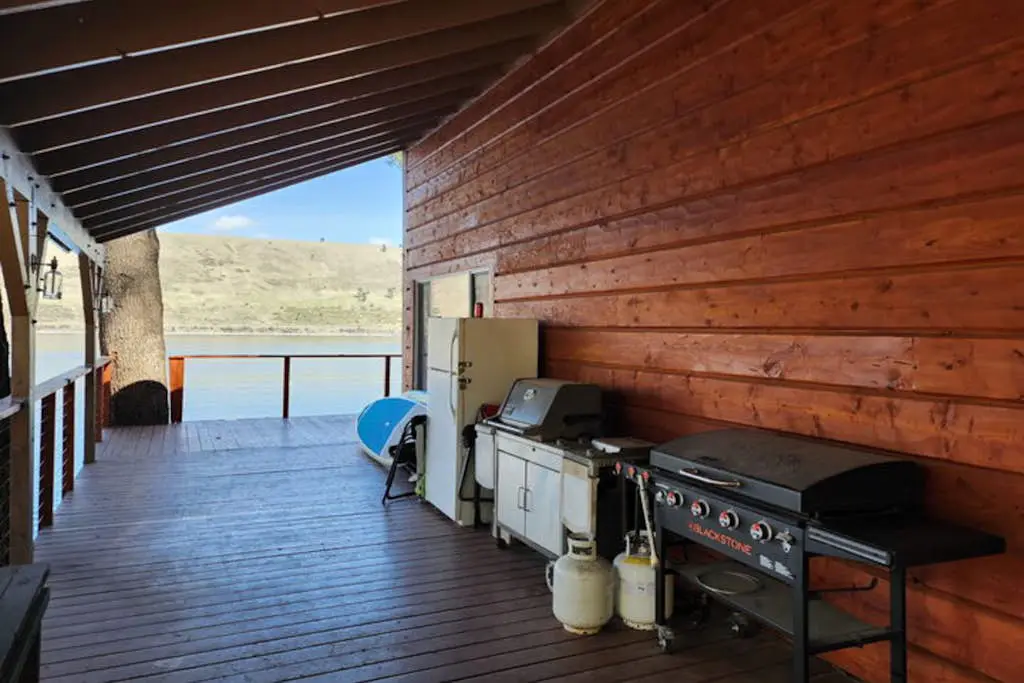 Lakefront home with wraparound deck, modern appliances, WiFI & dog-friendly