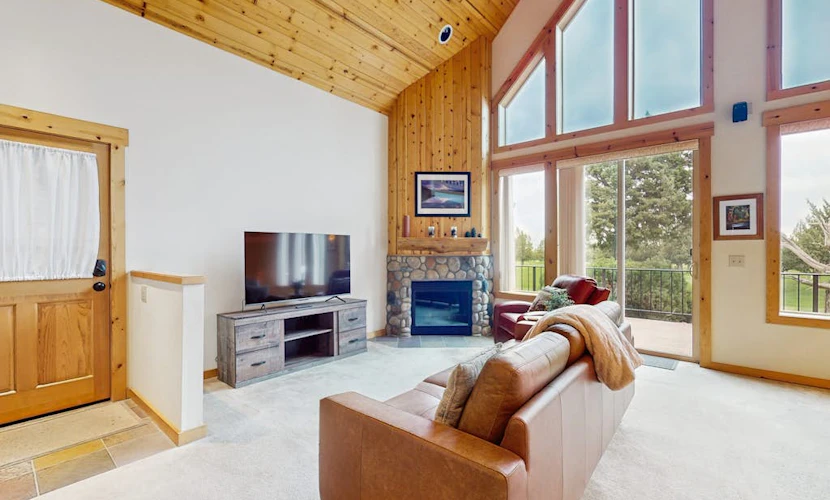 Inviting chalet w/ grill, patio & access to pools, hot tub, golf, tennis & gym