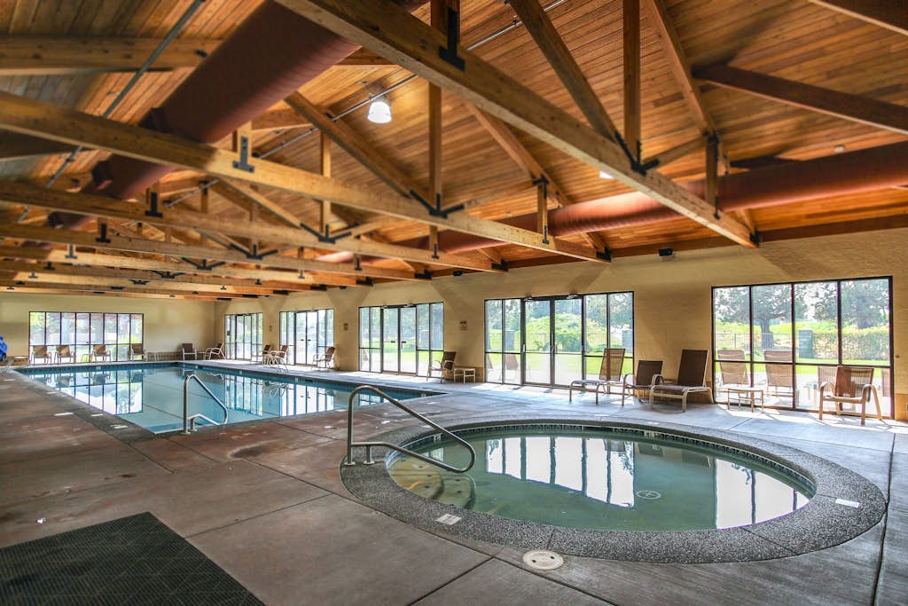 Inviting chalet w/ grill, patio & access to pools, hot tub, golf, tennis & gym