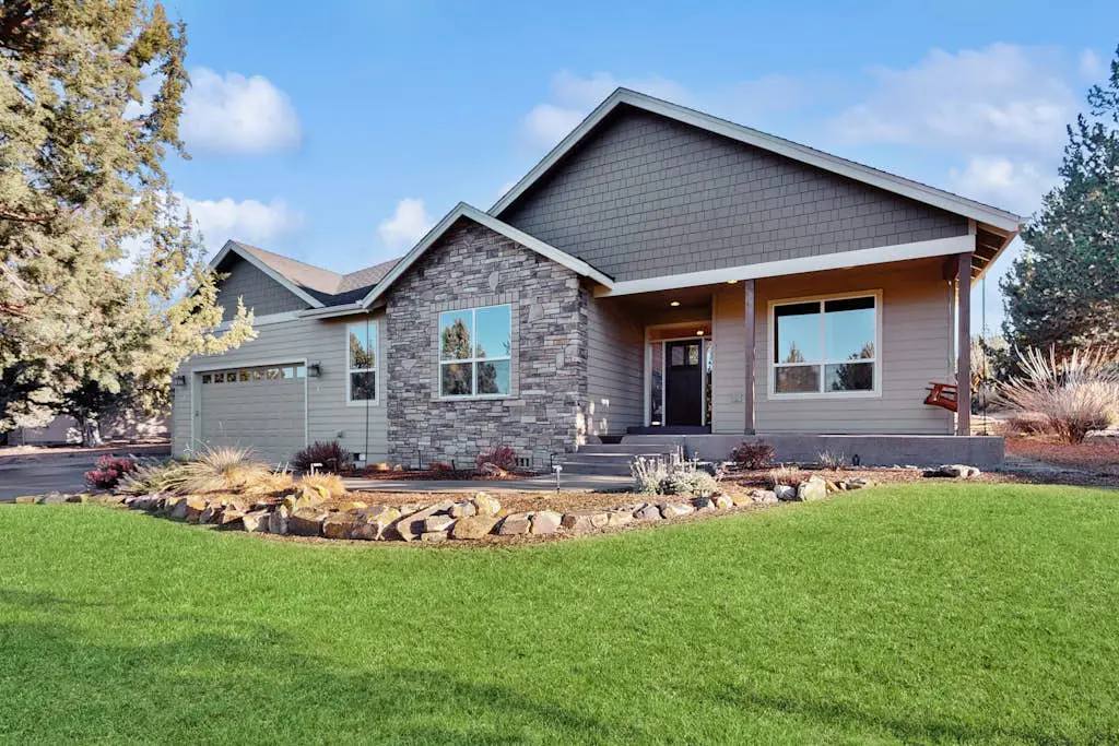 Modern family friendly home with fireplace - shared hot tub, pool & tennis courts
