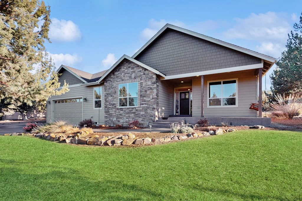 Modern family friendly home with fireplace - shared hot tub, pool & tennis courts