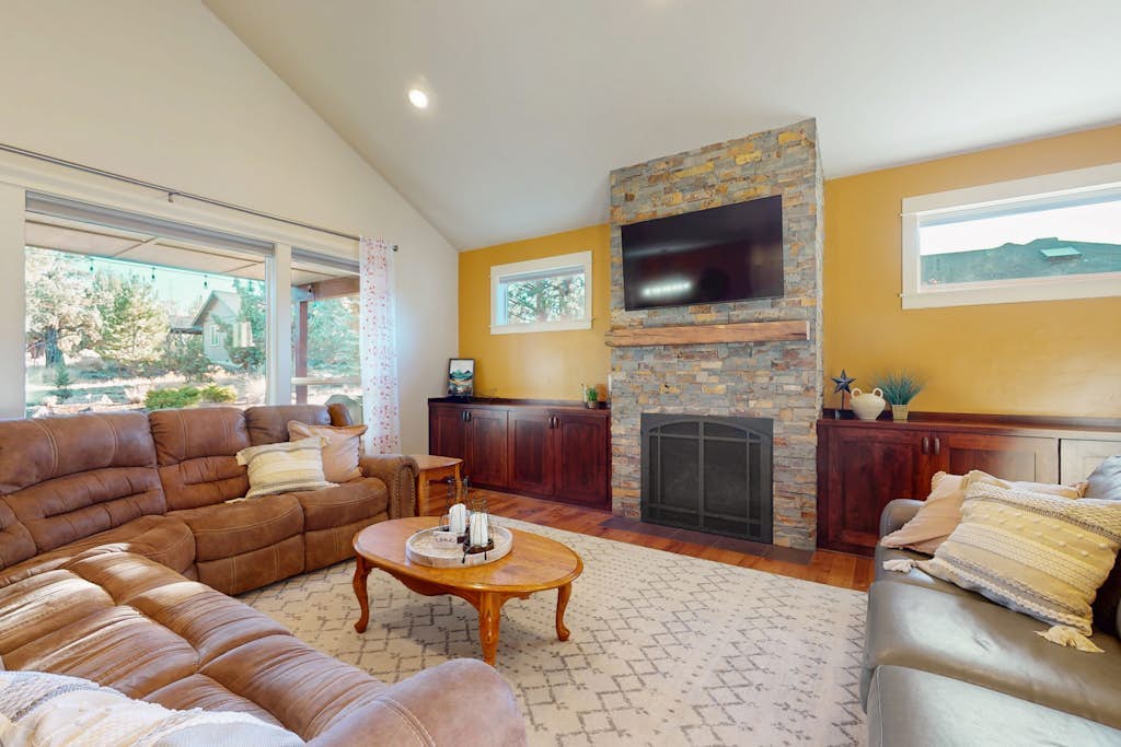 Modern family friendly home with fireplace - shared hot tub, pool & tennis courts