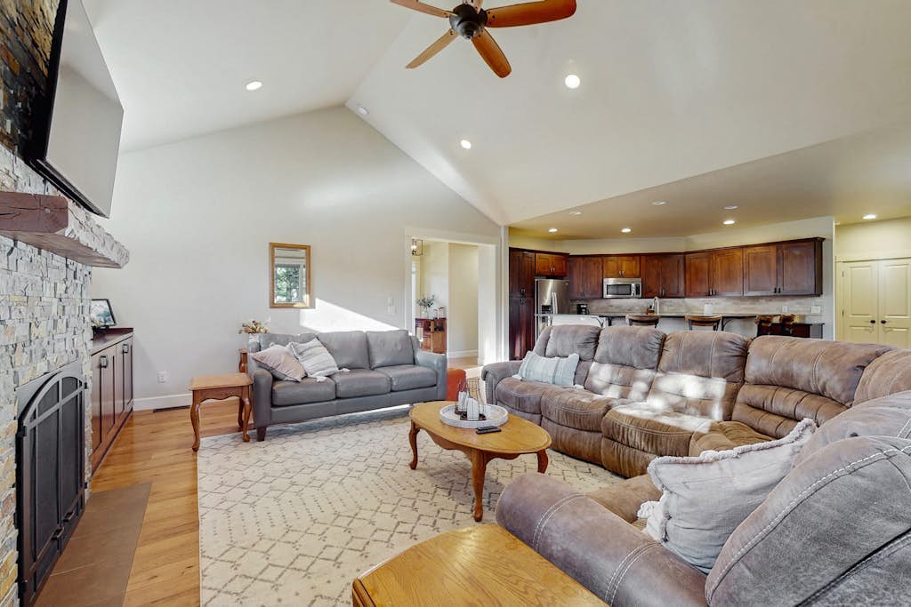 Modern family friendly home with fireplace - shared hot tub, pool & tennis courts