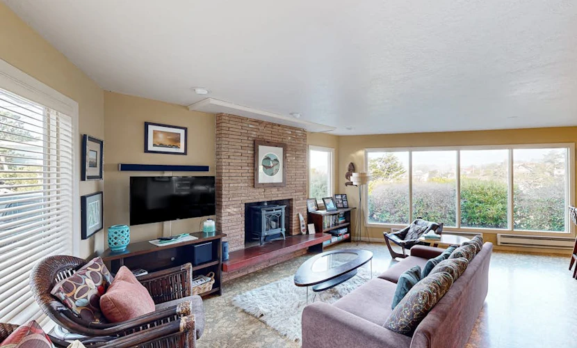 Artistic home w/ ocean views & private hot tub, close to beach