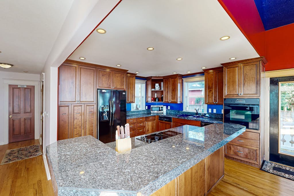 Bay & Harbor View Home with High-Speed WiFi, Private Washer/Dryer, & Board Games
