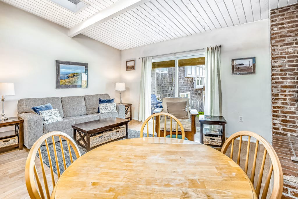 Oceanfront condo - walk to beach & Gearhart Golf Links