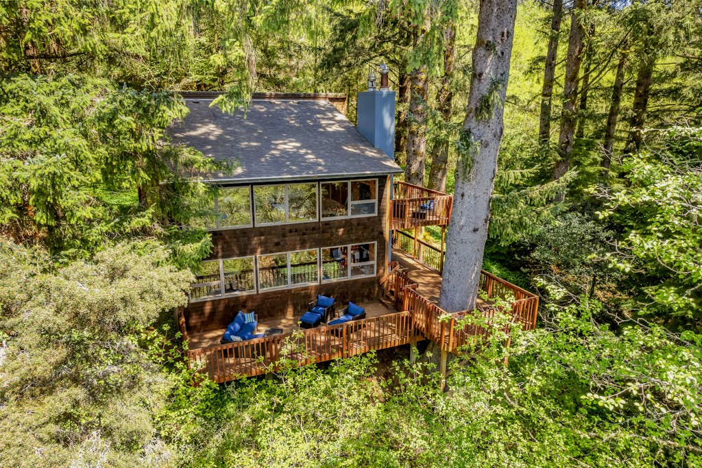 Classic woodland home with gorgeous setting, great deck - 2 dogs OK