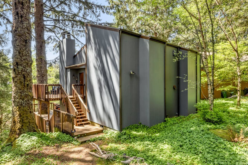 Classic woodland home with gorgeous setting, great deck - 2 dogs OK