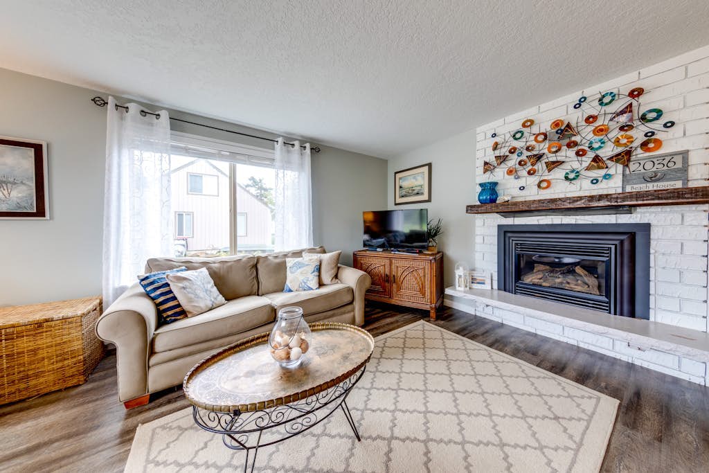 Updated home with ping-pong - 3 blocks to beach