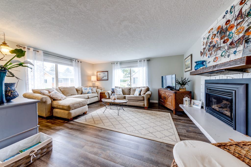 Updated home with ping-pong - 3 blocks to beach