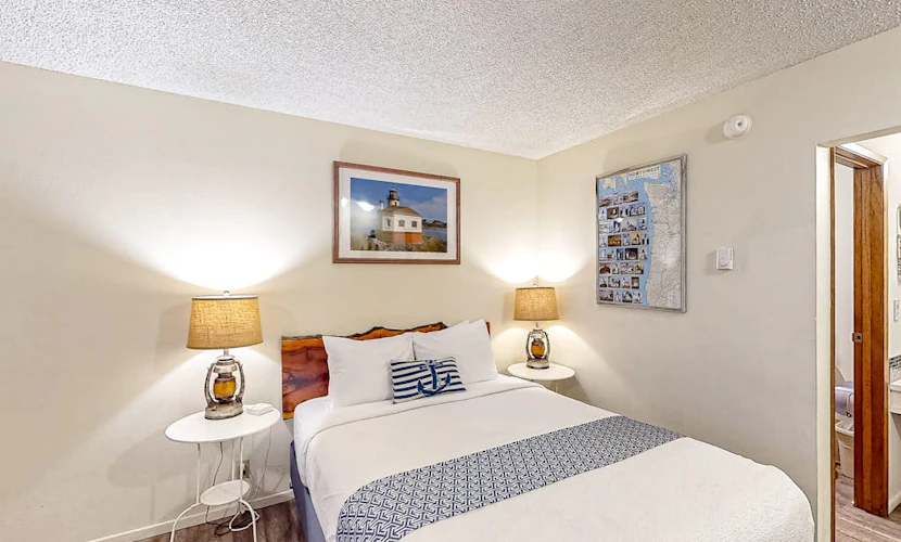 Retro beach room near downtown with fast WiFI - walk to shops & eateries