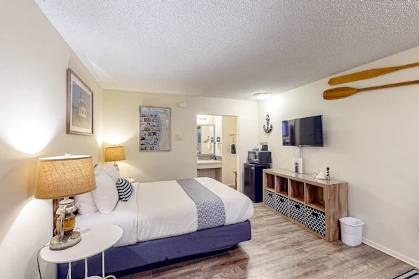 Retro beach room near downtown with fast WiFI - walk to shops & eateries