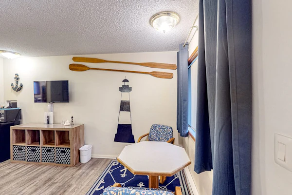 Retro beach room near downtown with fast WiFI - walk to shops & eateries