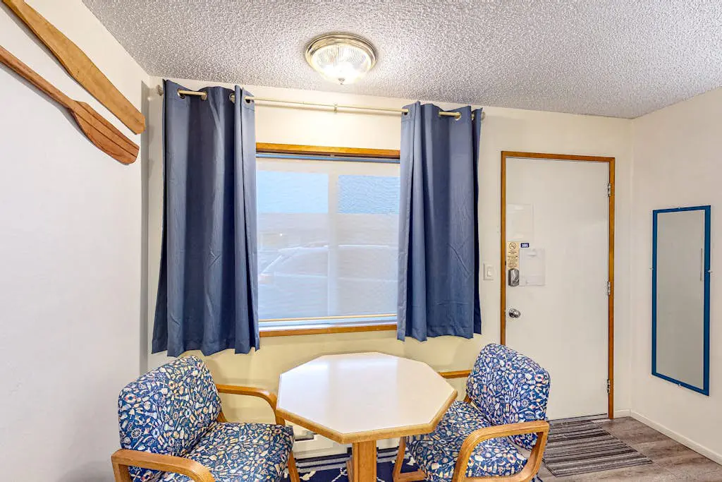 Retro beach room near downtown with fast WiFI - walk to shops & eateries