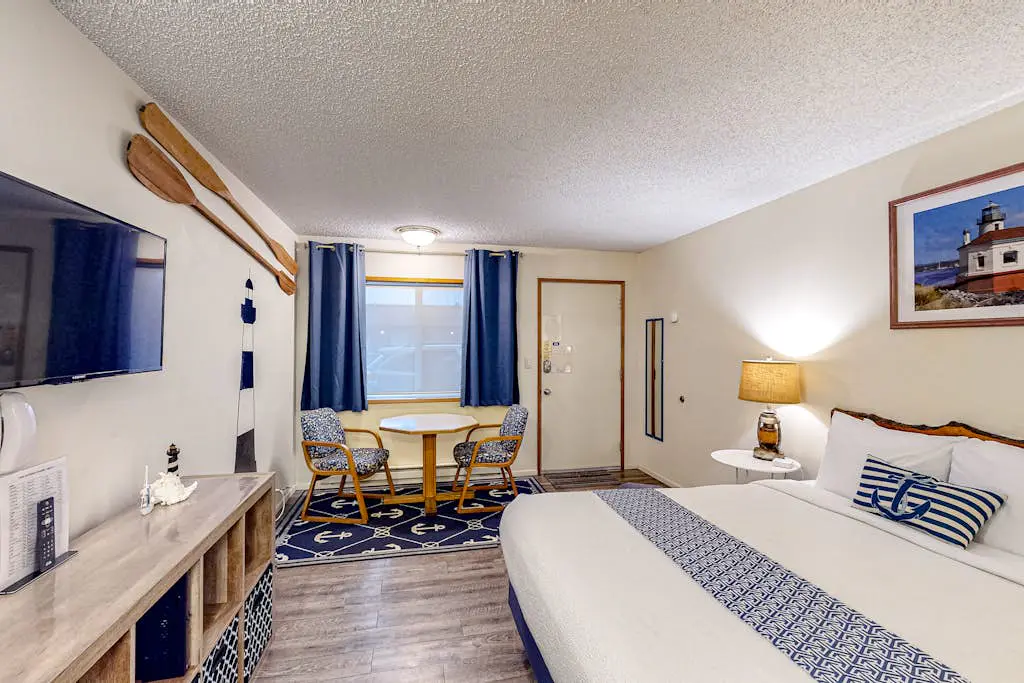Retro beach room near downtown with fast WiFI - walk to shops & eateries
