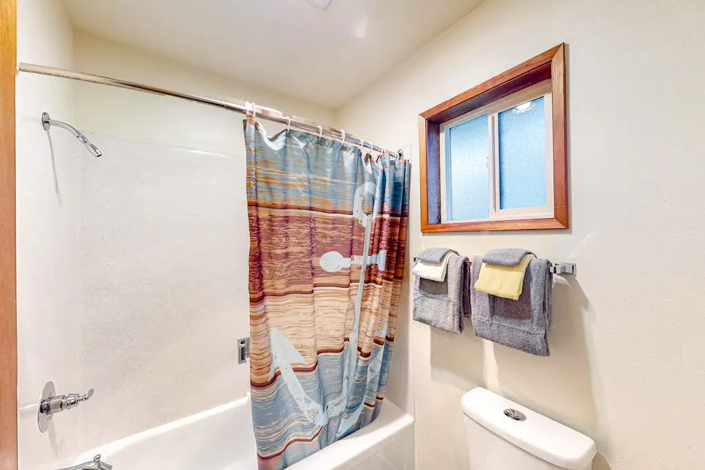 Retro beach room near downtown with fast WiFI - walk to shops & eateries