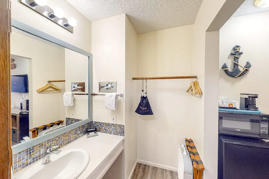 Retro beach room near downtown with fast WiFI - walk to shops & eateries