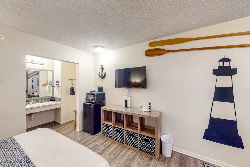 Retro beach room near downtown with fast WiFI - walk to shops & eateries