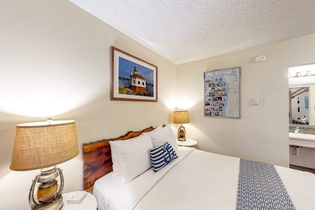 Retro beach room near downtown with fast WiFI - walk to shops & eateries