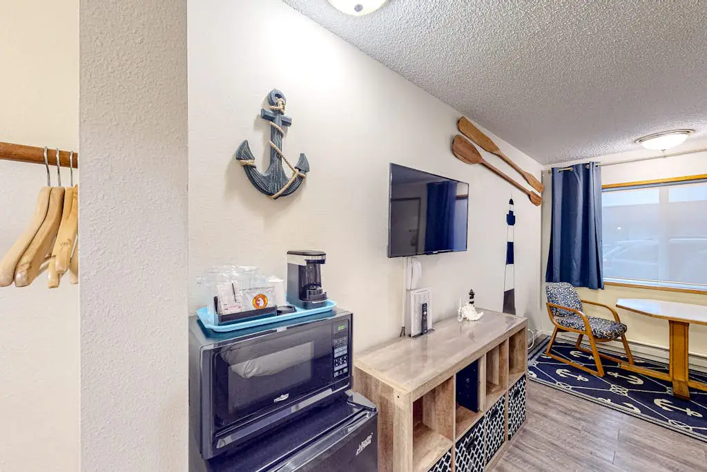Retro beach room near downtown with fast WiFI - walk to shops & eateries