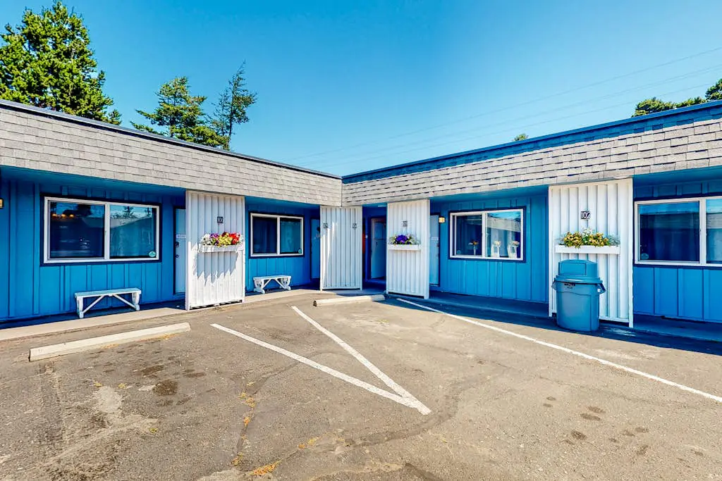 Retro beach room near downtown with fast WiFI - walk to shops & eateries
