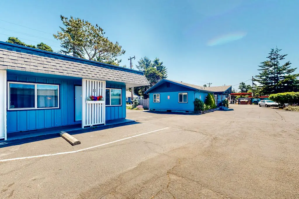 Retro beach room near downtown with fast WiFI - walk to shops & eateries