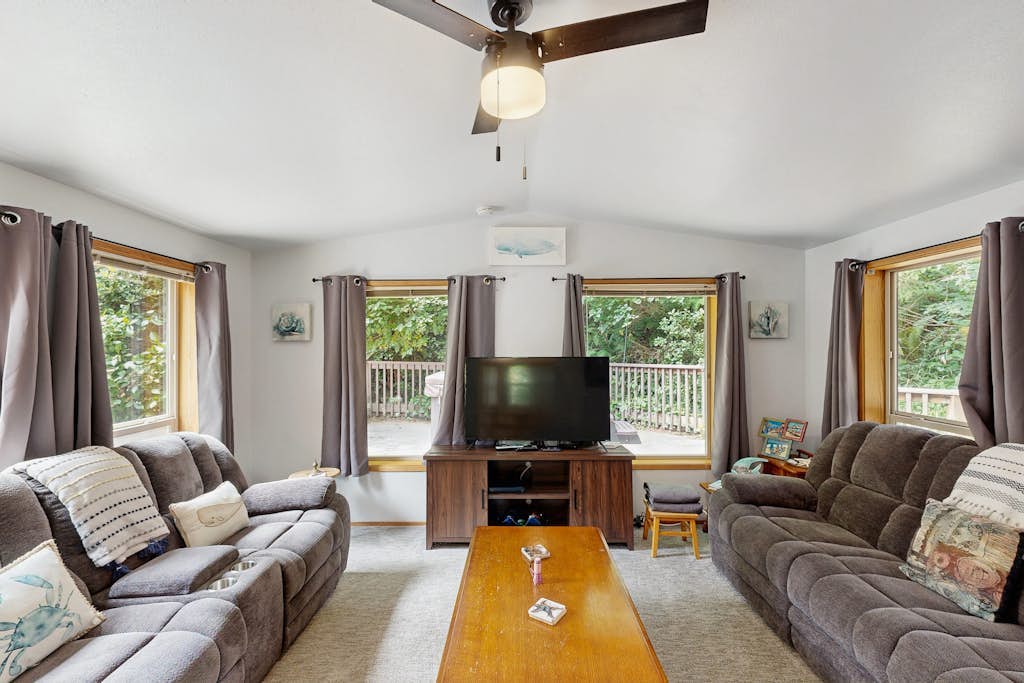 Charming cottage near Whaleshead Beach, 4-person private hot tub, deck, & grill