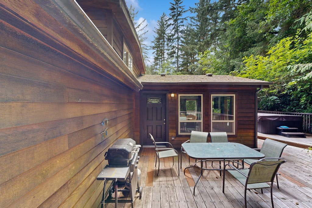 Charming cottage near Whaleshead Beach, 4-person private hot tub, deck, & grill